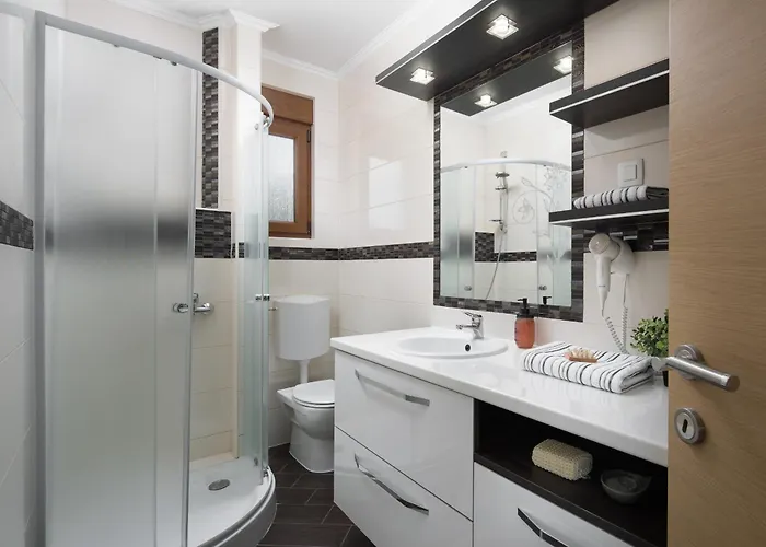 Malibu Grand Royale - Luxury Group With Pool 비르