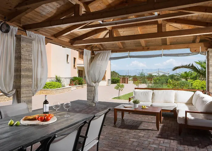 Malibu Grand Royale - Luxury Group With Pool Villa Vir