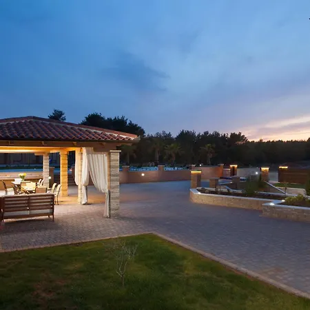 Malibu Grand Royale - Luxury Group With Pool