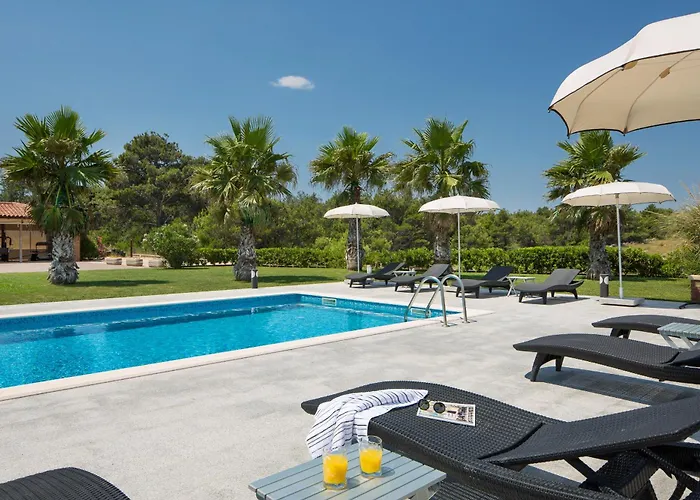 빌라 Malibu Grand Royale - Luxury Group With Pool 비르